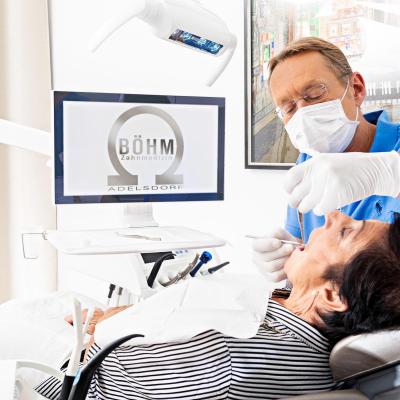 Behandlung einer Patientin durch Dr. Böhm