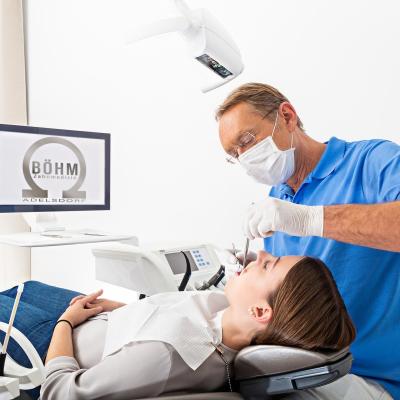 Behandlung einer Patientin durch Dr. Böhm 2