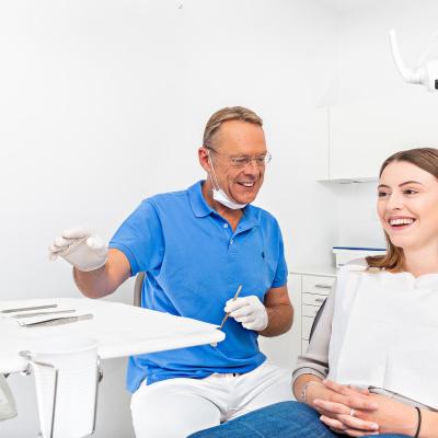 Behandlung einer Patientin durch Dr. Böhm 3