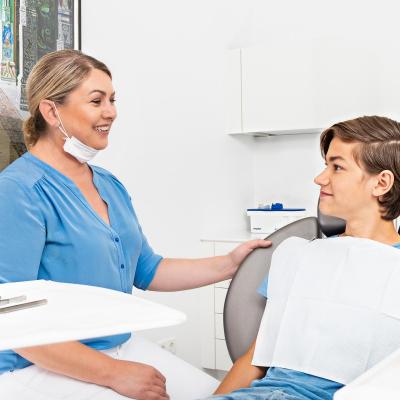 Junger Patient in Behandlung bei Agnes Böhm 2