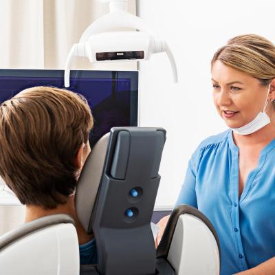 Junger Patient in Behandlung bei Agnes Böhm